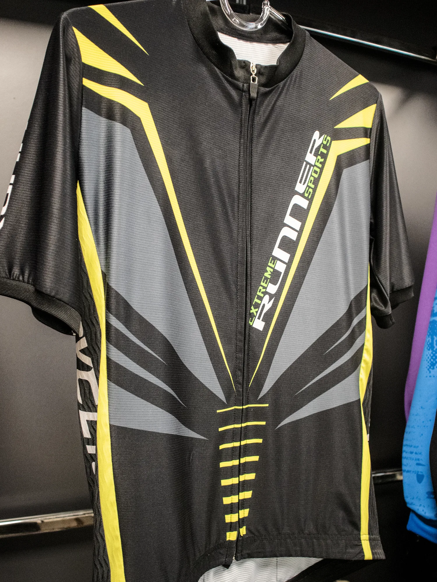 Cycling produced under a private label — view 3