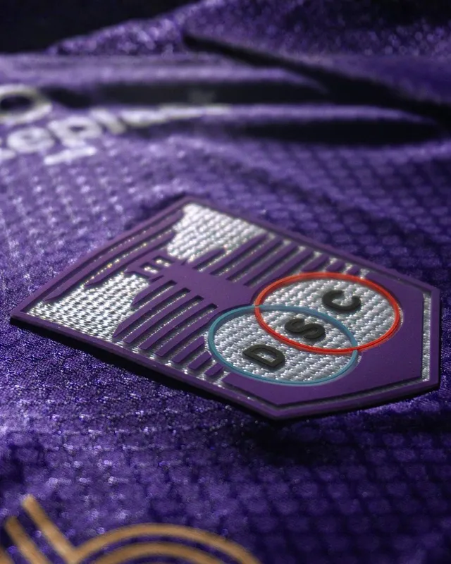 Custom logo applied to sportswear — 3D embroidery, flat embroidery and UV DTF — 1